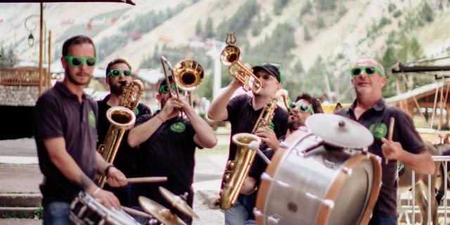 Les artistes en déambulations à la Foire Savoyarde Avaline de Val d'Isère