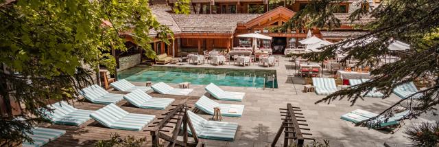 Terrasse et piscine extérieur de l'hôtel Le Blizzard à Val d'Isère en été