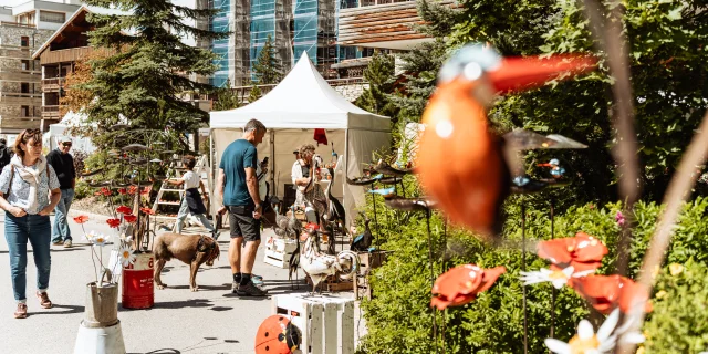 Ruelle avec stands Foire Avaline 2025